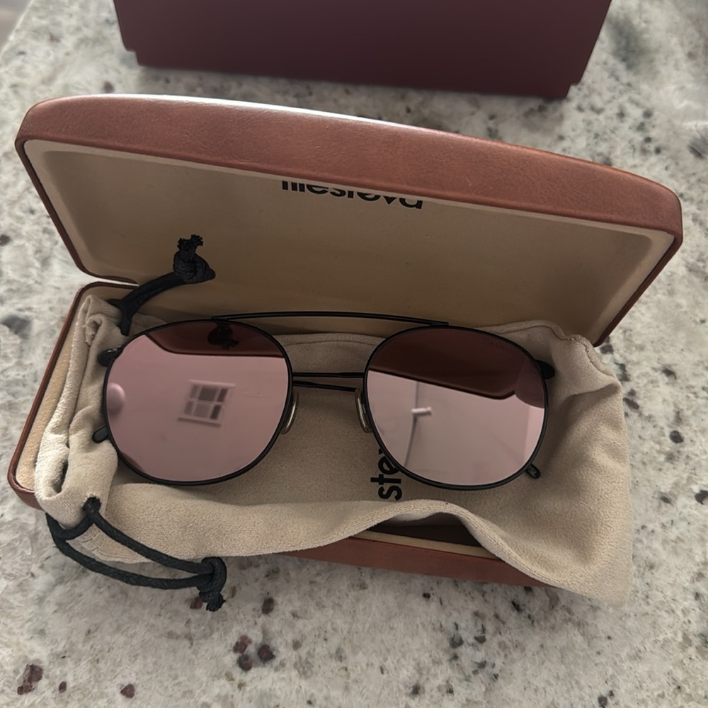 Illesteva Mykonos II Sunglasses Black/Rose Flat Mirror